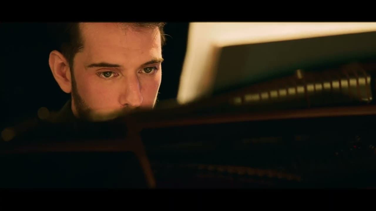 Kamil Osmanov en gros plan au piano sous lumière chaude